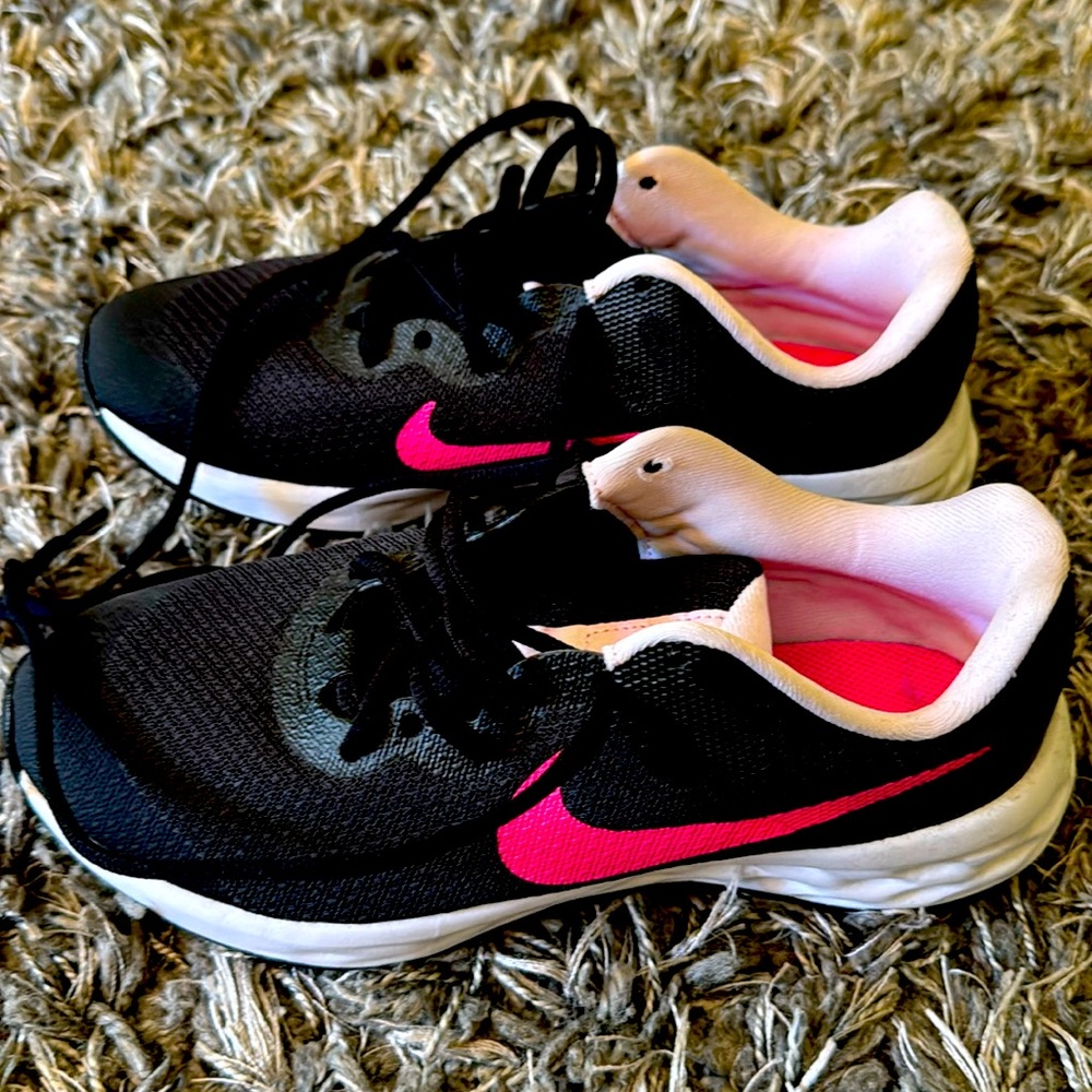NWOT girls Nike sneakers